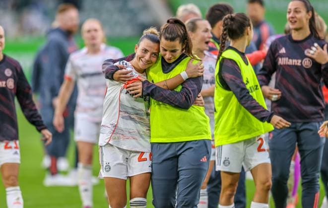 DEU, Wolfsburg, VfL Wolfsburg vs FC Bayern München, Google Pixel Bundesliga, DFB, Saison 2526, Volkswagen Arena, 6. Spieltag im Bild: Bayern München gewinnt nach Toren 3:1 gegen den VfL Wolfsburg, Jubel bei Arianna Caruso (Bayern München 27) und Jovana DamnjanoviÄ‡ (Bayern München 9) DFB DFL REGULATIONS PROHIBIT ANY USE OF PHOTOGRAPHS AS IMAGE SEQUENCES AND OR QUASI-VIDEO, 11.10.2025 Copyright: HMBxMedia HendrikxHamelau