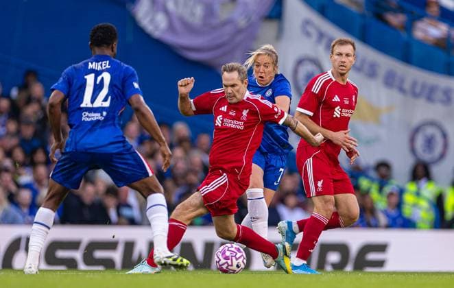 Football - LFC Foundation Friendly - Chelsea FC Legends v Liverpool FC Legends LONDON, ENGLAND - Saturday, October 11, 2025: Liverpool s Jason McAteer (L) is challenged by Chelsea s Gemma Davison during the LFC Foundation match between Chelsea FC Legends and Liverpool FC Legends at Stamford Bridge. (Photo by David Rawcliffe Propaganda) LONDON Stamford Bridge GREATER LONDON ENGLAND  Copyright: xDavidxRawcliffex P2025-10-11-Chelsea_Legends_Liverpool_Legends-143