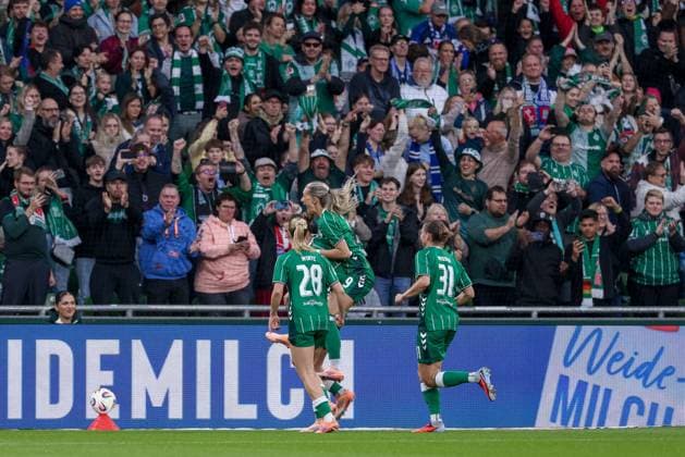 Spielerinnen des SV Werder Bremen mit Torjubel, Jubel, jubeln, jubelt, optimistisch, Spielszene, Highlight, Freude über das Tor zum 1:0, DIE DFB-RICHTLINIEN UNTERSAGEN JEGLICHE NUTZUNG VON FOTOS ALS SEQUENZBILDER UND ODER VIDEOÄHNLICHE FOTOSTRECKEN. DFB REGULATIONS PROHIBIT ANY USE OF PHOTOGRAPHS AS IMAGE SEQUENCES AND OR QUASI-VIDEO., 11.10.2025, Bremen (Deutschland), Fussball, Google Pixel Frauen-Bundesliga, SV Werder Bremen - Hamburger SV