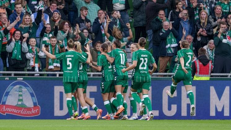 Spielerinnen des SV Werder Bremen mit Torjubel, Jubel, jubeln, jubelt, optimistisch, Spielszene, Highlight, Freude über das Tor zum 1:0, DIE DFB-RICHTLINIEN UNTERSAGEN JEGLICHE NUTZUNG VON FOTOS ALS SEQUENZBILDER UND ODER VIDEOÄHNLICHE FOTOSTRECKEN. DFB REGULATIONS PROHIBIT ANY USE OF PHOTOGRAPHS AS IMAGE SEQUENCES AND OR QUASI-VIDEO., 11.10.2025, Bremen (Deutschland), Fussball, Google Pixel Frauen-Bundesliga, SV Werder Bremen - Hamburger SV