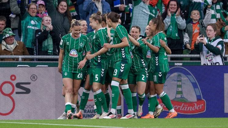 Spielerinnen des SV Werder Bremen mit Torjubel, Jubel, jubeln, jubelt, optimistisch, Spielszene, Highlight, Freude über das Tor zum 1:0, DIE DFB-RICHTLINIEN UNTERSAGEN JEGLICHE NUTZUNG VON FOTOS ALS SEQUENZBILDER UND ODER VIDEOÄHNLICHE FOTOSTRECKEN. DFB REGULATIONS PROHIBIT ANY USE OF PHOTOGRAPHS AS IMAGE SEQUENCES AND OR QUASI-VIDEO., 11.10.2025, Bremen (Deutschland), Fussball, Google Pixel Frauen-Bundesliga, SV Werder Bremen - Hamburger SV