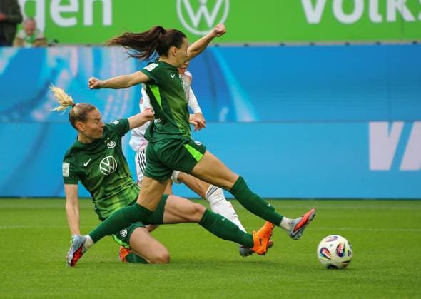 Deutschland: Google Pixel Frauen-Bundesliga 2025 26, 6. Spieltag - VfL Wolfsburg vs Bayern München - Volkswagen Arena (Wolfsburg): Joelle Wedemeyer (VfL Wolfsburg, 24) Sarai Linder (VfL Wolfsburg, 39) Copyright: xAymanxAlahmedx