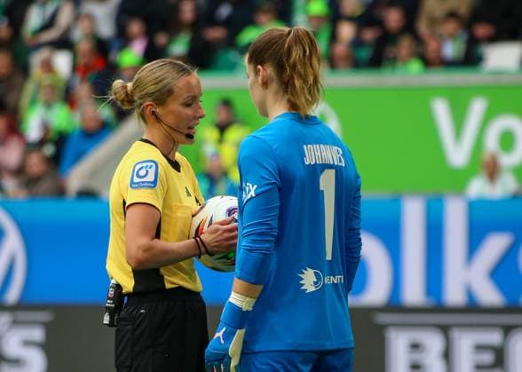 Deutschland: Google Pixel Frauen-Bundesliga 2025 26, 6. Spieltag - VfL Wolfsburg vs Bayern München - Volkswagen Arena (Wolfsburg): SchiedsrichterFabienne Michel Stina Johannes (VfL Wolfsburg, 1) Copyright: xAymanxAlahmedx