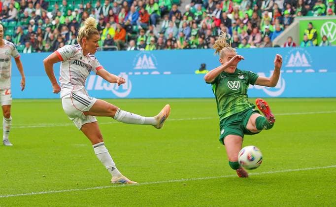 Deutschland: Google Pixel Frauen-Bundesliga 2025 26, 6. Spieltag - VfL Wolfsburg vs Bayern München - Volkswagen Arena (Wolfsburg): Linda Dallmann (FC Bayern München, 10) Camilla Küver Camilla Kuver (VfL Wolfsburg, 16) Copyright: xAymanxAlahmedx