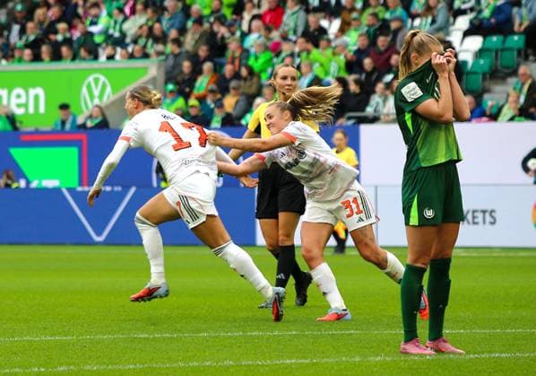 Deutschland: Google Pixel Frauen-Bundesliga 2025 26, 6. Spieltag - VfL Wolfsburg vs Bayern München - Volkswagen Arena (Wolfsburg): Klara Bühl Klara Buhl (FC Bayern München, 17) Georgia Stanway (FC Bayern München, 31) Copyright: xAymanxAlahmedx