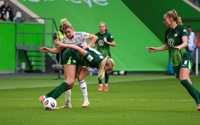 Deutschland: Google Pixel Frauen-Bundesliga 2025 26, 6. Spieltag - VfL Wolfsburg vs Bayern München - Volkswagen Arena (Wolfsburg): Linda Dallmann (FC Bayern München, 10) Camilla Küver Camilla Kuver (VfL Wolfsburg, 16) Copyright: xAymanxAlahmedx
