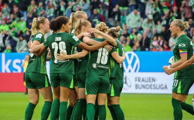 Deutschland: Google Pixel Frauen-Bundesliga 2025 26, 6. Spieltag - VfL Wolfsburg vs Bayern München - Volkswagen Arena (Wolfsburg): Justine Kielland (VfL Wolfsburg, 18) Cora Zicai (VfL Wolfsburg, 28) Svenja Huth (VfL Wolfsburg, 10) Copyright: xAymanxAlahmedx
