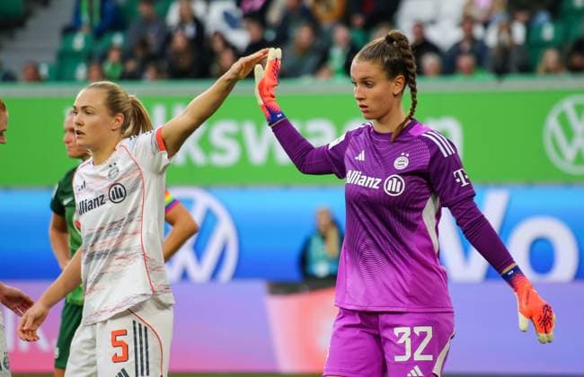 Deutschland: Google Pixel Frauen-Bundesliga 2025 26, 6. Spieltag - VfL Wolfsburg vs Bayern München - Volkswagen Arena (Wolfsburg): Magdalena Eriksson (FC Bayern München, 5) Ena Mahmutovic (FC Bayern München, 32) Copyright: xAymanxAlahmedx