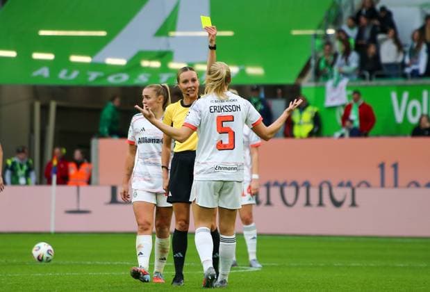 Deutschland: Google Pixel Frauen-Bundesliga 2025 26, 6. Spieltag - VfL Wolfsburg vs Bayern München - Volkswagen Arena (Wolfsburg): Magdalena Eriksson (FC Bayern München, 5) Copyright: xAymanxAlahmedx