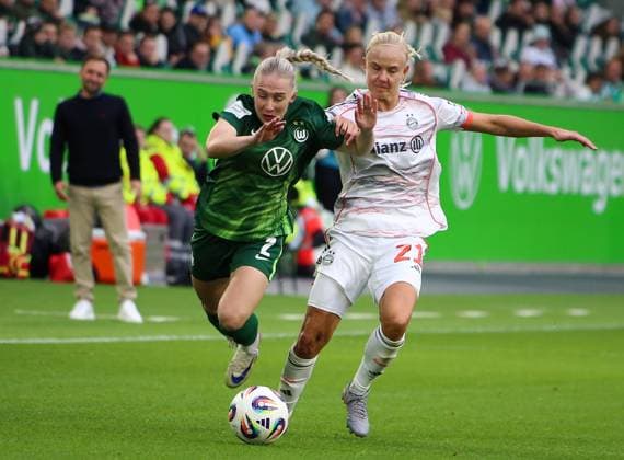 Deutschland: Google Pixel Frauen-Bundesliga 2025 26, 6. Spieltag - VfL Wolfsburg vs Bayern München - Volkswagen Arena (Wolfsburg): Thea Bjelde (VfL Wolfsburg, 2) Pernille Harder (FC Bayern München, 21) Copyright: xAymanxAlahmedx