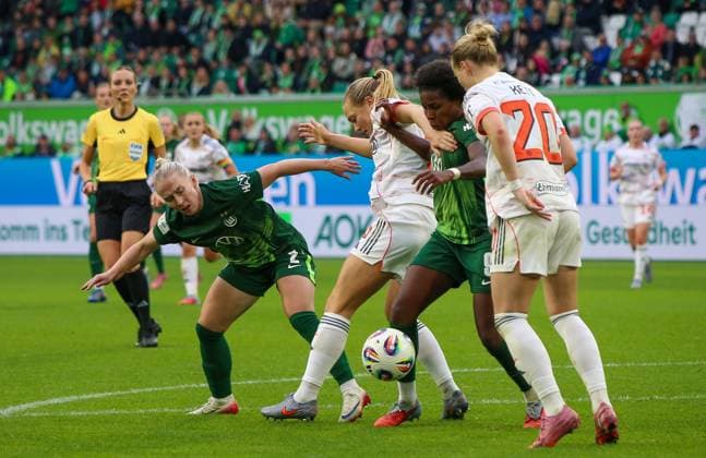Deutschland: Google Pixel Frauen-Bundesliga 2025 26, 6. Spieltag - VfL Wolfsburg vs Bayern München - Volkswagen Arena (Wolfsburg): Franziska Kett (FC Bayern München, 20) Lineth Beerensteyn Lineth Beerensteyn (VfL Wolfsburg, 9) Copyright: xAymanxAlahmedx