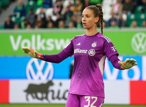 Deutschland: Google Pixel Frauen-Bundesliga 2025 26, 6. Spieltag - VfL Wolfsburg vs Bayern München - Volkswagen Arena (Wolfsburg): Ena Mahmutovic (FC Bayern München, 32) Copyright: xAymanxAlahmedx
