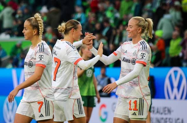 Deutschland: Google Pixel Frauen-Bundesliga 2025 26, 6. Spieltag - VfL Wolfsburg vs Bayern München - Volkswagen Arena (Wolfsburg): Klara Bühl Klara Buhl (FC Bayern München, 17) Lea Schüller Lea Schuller (FC Bayern München, 11) Copyright: xAymanxAlahmedx