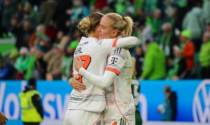 Deutschland: Google Pixel Frauen-Bundesliga 2025 26, 6. Spieltag - VfL Wolfsburg vs Bayern München - Volkswagen Arena (Wolfsburg): Klara Bühl Klara Buhl (FC Bayern München, 17) Lea Schüller Lea Schuller (FC Bayern München, 11) Copyright: xAymanxAlahmedx