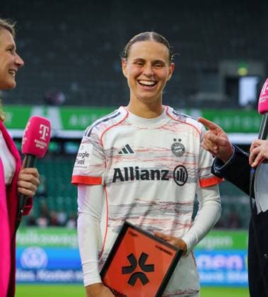 Deutschland: Google Pixel Frauen-Bundesliga 2025 26, 6. Spieltag - VfL Wolfsburg vs Bayern München - Volkswagen Arena (Wolfsburg): Klara Bühl Klara Buhl (FC Bayern München, 17) Copyright: xAymanxAlahmedx