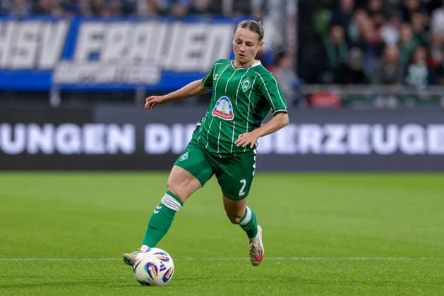 Chiara D Angelo (SV Werder Bremen, 2) am Ball, Freisteller, Einzelbild, Ganzkörper, Aktion, Action, Spielszene, DIE DFB-RICHTLINIEN UNTERSAGEN JEGLICHE NUTZUNG VON FOTOS ALS SEQUENZBILDER UND ODER VIDEOÄHNLICHE FOTOSTRECKEN. DFB REGULATIONS PROHIBIT ANY USE OF PHOTOGRAPHS AS IMAGE SEQUENCES AND OR QUASI-VIDEO., 11.10.2025, Bremen (Deutschland), Fussball, Google Pixel Frauen-Bundesliga, SV Werder Bremen - Hamburger SV