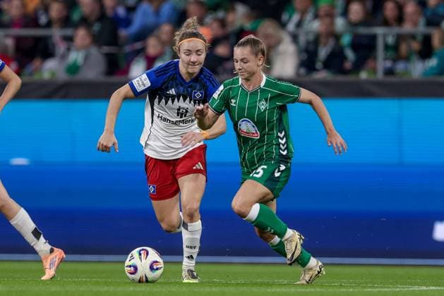 v.li.: Melanie Brunnthaler (Hamburger SV, 11) und Michelle Weiß (SV Werder Bremen, 15) im Zweikampf, Duell, Dynamik, Aktion, Action, Spielszene, DIE DFB-RICHTLINIEN UNTERSAGEN JEGLICHE NUTZUNG VON FOTOS ALS SEQUENZBILDER UND ODER VIDEOÄHNLICHE FOTOSTRECKEN. DFB REGULATIONS PROHIBIT ANY USE OF PHOTOGRAPHS AS IMAGE SEQUENCES AND OR QUASI-VIDEO., 11.10.2025, Bremen (Deutschland), Fussball, Google Pixel Frauen-Bundesliga, SV Werder Bremen - Hamburger SV