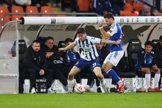 11.10.2025, Fussball, Herren, Regionalliga Nord, 14. Spieltag, VfB Oldenburg - BSV Kickers Emden Tido Steffens (blau 21 BSV Kickers Emden) im Zweikampf mit Willem Hoffrogge (23 VfB Oldenburg)