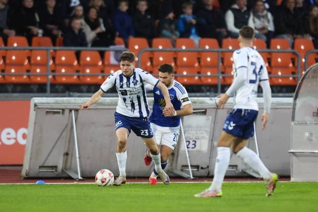 11.10.2025, Fussball, Herren, Regionalliga Nord, 14. Spieltag, VfB Oldenburg - BSV Kickers Emden Tido Steffens (blau 21 BSV Kickers Emden) im Zweikampf mit Willem Hoffrogge (23 VfB Oldenburg)