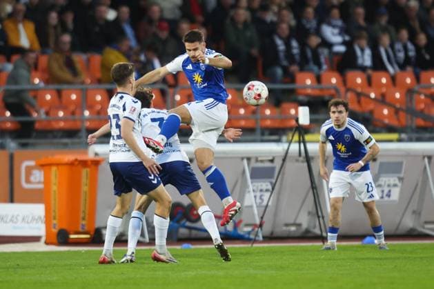 11.10.2025, Fussball, Herren, Regionalliga Nord, 14. Spieltag, VfB Oldenburg - BSV Kickers Emden Tido Steffens (blau 21 BSV Kickers Emden) im Zweikampf mit Willem Hoffrogge (23 VfB Oldenburg)