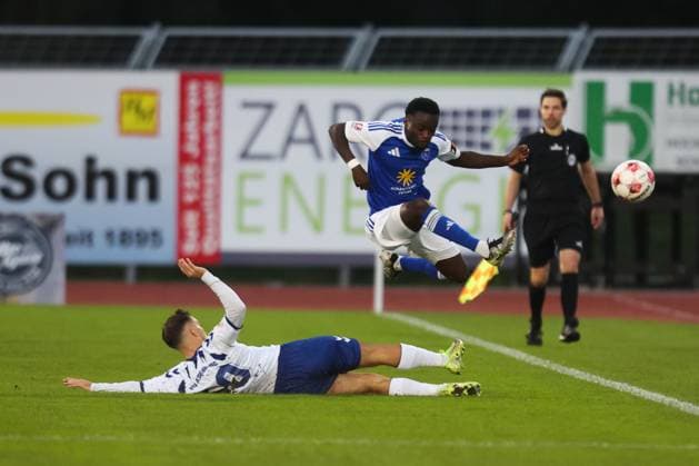 11.10.2025, Fussball, Herren, Regionalliga Nord, 14. Spieltag, VfB Oldenburg - BSV Kickers Emden Emanuel Adou (blau 27 BSV Kickers Emden) im Zweikampf mit Louis Hajdinaj (40 VfB Oldenburg)