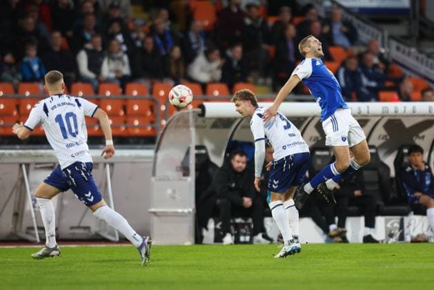 11.10.2025, Fussball, Herren, Regionalliga Nord, 14. Spieltag, VfB Oldenburg - BSV Kickers Emden Marten Schmidt (blau 13 BSV Kickers Emden) im Zweikampf mit Nico Mai (3 VfB Oldenburg)