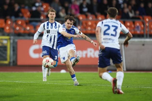 11.10.2025, Fussball, Herren, Regionalliga Nord, 14. Spieltag, VfB Oldenburg - BSV Kickers Emden Michel Eickschläger (blau 23 BSV Kickers Emden) im Zweikampf mit Nico Mai (3 VfB Oldenburg)