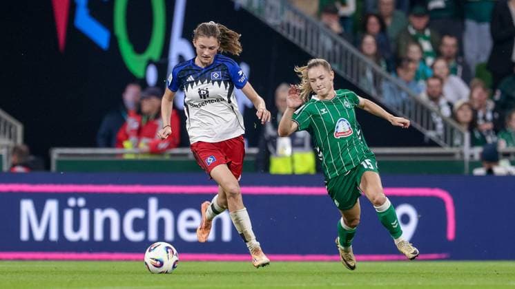 v.li.: Lotta Wrede (Hamburger SV, 32) und Michelle Weiß (SV Werder Bremen, 15) im Zweikampf, Duell, Dynamik, Aktion, Action, Spielszene, DIE DFB-RICHTLINIEN UNTERSAGEN JEGLICHE NUTZUNG VON FOTOS ALS SEQUENZBILDER UND ODER VIDEOÄHNLICHE FOTOSTRECKEN. DFB REGULATIONS PROHIBIT ANY USE OF PHOTOGRAPHS AS IMAGE SEQUENCES AND OR QUASI-VIDEO., 11.10.2025, Bremen (Deutschland), Fussball, Google Pixel Frauen-Bundesliga, SV Werder Bremen - Hamburger SV
