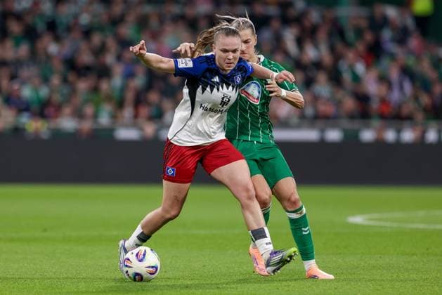 v.li.: Annaleen Böhler (Hamburger SV, 6) und Medina Desic (SV Werder Bremen, 9) im Zweikampf, Duell, Dynamik, Aktion, Action, Spielszene, DIE DFB-RICHTLINIEN UNTERSAGEN JEGLICHE NUTZUNG VON FOTOS ALS SEQUENZBILDER UND ODER VIDEOÄHNLICHE FOTOSTRECKEN. DFB REGULATIONS PROHIBIT ANY USE OF PHOTOGRAPHS AS IMAGE SEQUENCES AND OR QUASI-VIDEO., 11.10.2025, Bremen (Deutschland), Fussball, Google Pixel Frauen-Bundesliga, SV Werder Bremen - Hamburger SV