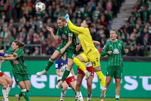 v.li.: Lina Hausicke (SV Werder Bremen, 18) und Mariella El Sherif (Torhüterin, Torwart, SV Werder Bremen, 39) gehen zum Ball, DIE DFB-RICHTLINIEN UNTERSAGEN JEGLICHE NUTZUNG VON FOTOS ALS SEQUENZBILDER UND ODER VIDEOÄHNLICHE FOTOSTRECKEN. DFB REGULATIONS PROHIBIT ANY USE OF PHOTOGRAPHS AS IMAGE SEQUENCES AND OR QUASI-VIDEO., 11.10.2025, Bremen (Deutschland), Fussball, Google Pixel Frauen-Bundesliga, SV Werder Bremen - Hamburger SV