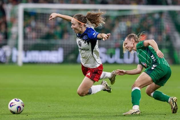 v.li.: Melanie Brunnthaler (Hamburger SV, 11) und Michelle Weiß (SV Werder Bremen, 15) im Zweikampf, Duell, Dynamik, Aktion, Action, Spielszene, DIE DFB-RICHTLINIEN UNTERSAGEN JEGLICHE NUTZUNG VON FOTOS ALS SEQUENZBILDER UND ODER VIDEOÄHNLICHE FOTOSTRECKEN. DFB REGULATIONS PROHIBIT ANY USE OF PHOTOGRAPHS AS IMAGE SEQUENCES AND OR QUASI-VIDEO., 11.10.2025, Bremen (Deutschland), Fussball, Google Pixel Frauen-Bundesliga, SV Werder Bremen - Hamburger SV