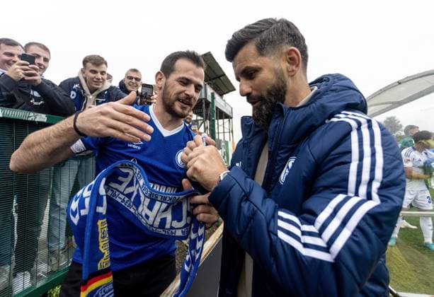 Club Friendly, Dalymount Park, Dublin 11 10 2025 Bohemians vs Schalke 04 Schalke s Manager Miron Muslic with a fan after the match Miron Muslic with a fan after the match 11 10 2025  Copyright: x INPHO DanxClohessyx DC023739 copy