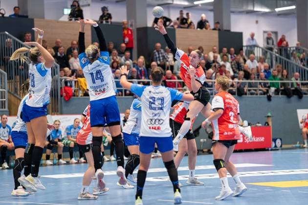 HSG Blomberg-Lippe (GER) vs. Union Neckarsulm (GER), Handball, 1. Handball Bundesliga Frauen, 5. Spieltag, 11.10.2025, Saision 2025 2026, Blomberg Nieke Kuehne (HSG Blomberg-Lippe, 09) im Torwurf Blomberg Sporthalle an der Ulmenallee Deutschland