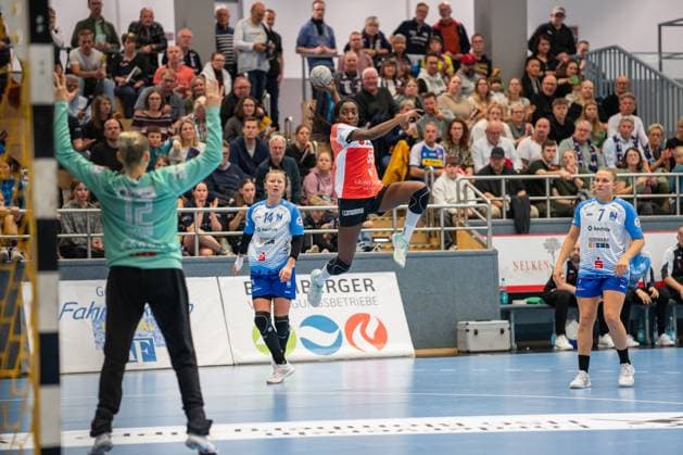 HSG Blomberg-Lippe (GER) vs. Union Neckarsulm (GER), Handball, 1. Handball Bundesliga Frauen, 5. Spieltag, 11.10.2025, Saision 2025 2026, Blomberg Farrelle Njinkeu (HSG Blomberg-Lippe, 55) im Torwurf Blomberg Sporthalle an der Ulmenallee Deutschland