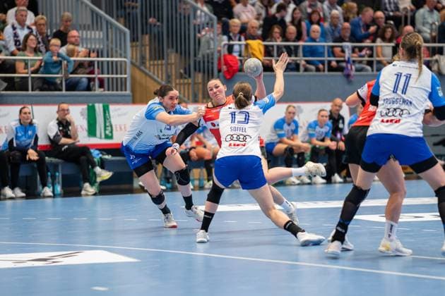 HSG Blomberg-Lippe (GER) vs. Union Neckarsulm (GER), Handball, 1. Handball Bundesliga Frauen, 5. Spieltag, 11.10.2025, Saision 2025 2026, Blomberg Diana Magnusdottir (HSG Blomberg-Lippe, 07) im Torwurf gegen Alicia Soffel (Sport-Union Neckarsulm, 13) Blomberg Sporthalle an der Ulmenallee Deutschland