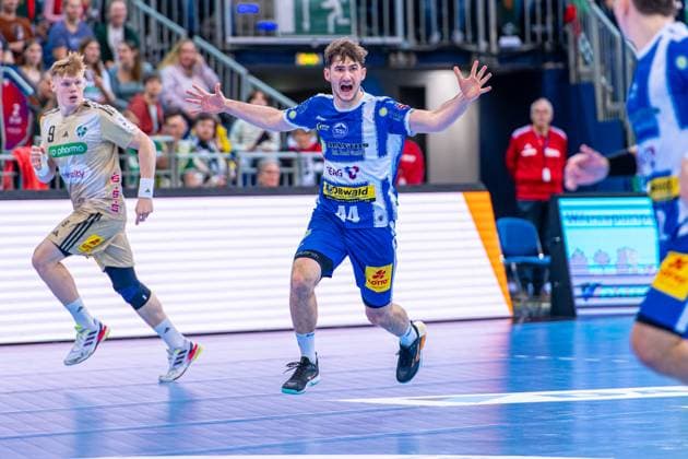 Stephan Seitz (ThSV Eisenach, Nr. 44) (v.l.), TSV Hannover-Burgdorf (beige) gegen ThSC Eisenach (blau) am 8. Spieltag der Saison 2025 2026 in der DAIKIN Handball-Bundesliga (11.10.2025, ZAG Arena (Hannover, GER), Copyright: xJanxGuentherx xTSVxHannover-Burgdorfx