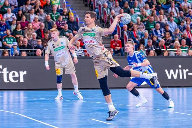 Marius Steinhauser (TSV Hannover-Burgdorf, Nr. 19) (v.l.), TSV Hannover-Burgdorf (beige) gegen ThSC Eisenach (blau) am 8. Spieltag der Saison 2025 2026 in der DAIKIN Handball-Bundesliga (11.10.2025, ZAG Arena (Hannover, GER), Copyright: xJanxGuentherx xTSVxHannover-Burgdorfx