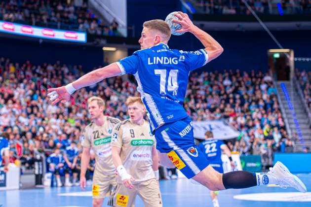 Vincent Büchner (ThSV Eisenach, Nr. 74) (v.l.), TSV Hannover-Burgdorf (beige) gegen ThSC Eisenach (blau) am 8. Spieltag der Saison 2025 2026 in der DAIKIN Handball-Bundesliga (11.10.2025, ZAG Arena (Hannover, GER), Copyright: xJanxGuentherx xTSVxHannover-Burgdorfx