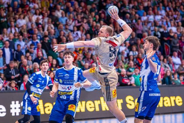Justus Fischer (TSV Hannover-Burgdorf, Nr. 54) Stephan Seitz (ThSV Eisenach, Nr. 44) (v.l.), TSV Hannover-Burgdorf (beige) gegen ThSC Eisenach (blau) am 8. Spieltag der Saison 2025 2026 in der DAIKIN Handball-Bundesliga (11.10.2025, ZAG Arena (Hannover, GER), Copyright: xJanxGuentherx xTSVxHannover-Burgdorfx
