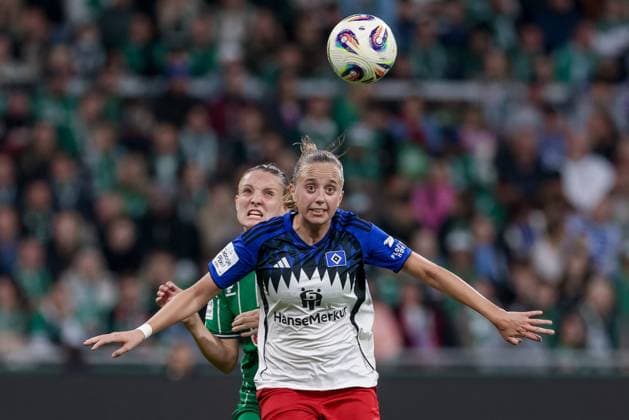 v.li.: Verena Wieder (SV Werder Bremen, 31) und Victoria Schulz (Hamburger SV, 19) im Zweikampf, Duell, Dynamik, Aktion, Action, Spielszene, DIE DFB-RICHTLINIEN UNTERSAGEN JEGLICHE NUTZUNG VON FOTOS ALS SEQUENZBILDER UND ODER VIDEOÄHNLICHE FOTOSTRECKEN. DFB REGULATIONS PROHIBIT ANY USE OF PHOTOGRAPHS AS IMAGE SEQUENCES AND OR QUASI-VIDEO., 11.10.2025, Bremen (Deutschland), Fussball, Google Pixel Frauen-Bundesliga, SV Werder Bremen - Hamburger SV
