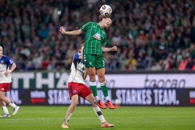 Verena Wieder (SV Werder Bremen, 31) beim Kopfball, Aktion, Action, Spielszene, DIE DFB-RICHTLINIEN UNTERSAGEN JEGLICHE NUTZUNG VON FOTOS ALS SEQUENZBILDER UND ODER VIDEOÄHNLICHE FOTOSTRECKEN. DFB REGULATIONS PROHIBIT ANY USE OF PHOTOGRAPHS AS IMAGE SEQUENCES AND OR QUASI-VIDEO., 11.10.2025, Bremen (Deutschland), Fussball, Google Pixel Frauen-Bundesliga, SV Werder Bremen - Hamburger SV