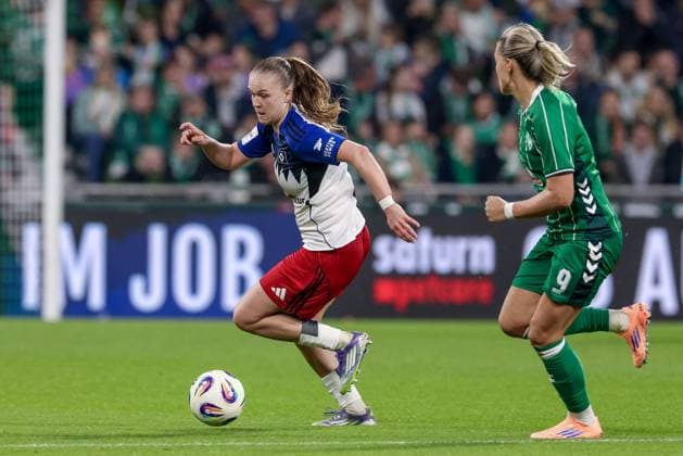 v.li.: Annaleen Böhler (Hamburger SV, 6) und Medina Desic (SV Werder Bremen, 9) im Zweikampf, Duell, Dynamik, Aktion, Action, Spielszene, DIE DFB-RICHTLINIEN UNTERSAGEN JEGLICHE NUTZUNG VON FOTOS ALS SEQUENZBILDER UND ODER VIDEOÄHNLICHE FOTOSTRECKEN. DFB REGULATIONS PROHIBIT ANY USE OF PHOTOGRAPHS AS IMAGE SEQUENCES AND OR QUASI-VIDEO., 11.10.2025, Bremen (Deutschland), Fussball, Google Pixel Frauen-Bundesliga, SV Werder Bremen - Hamburger SV