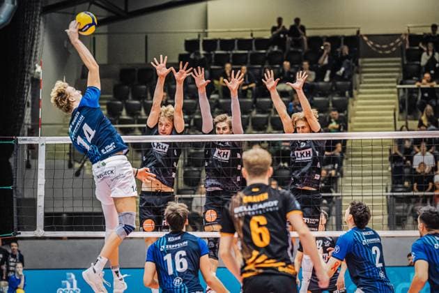 Volleyball Herren Saison 2025 2026 Liga Cup 2025 VfB Friedrichshafen vs. SVG Lüneburg 110.10.2025 Parker James Van Buren ( 14 VfB Friedrichshafen) gegen den Block von Axel Enlund ( 17 SVG Lüneburg), Jackson Howe ( 6 SVG Lüneburg) und Daniel Gruvaeus ( 2 SVG Lüneburg)