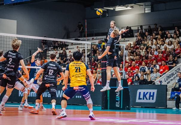 Volleyball Herren Saison 2025 2026 Liga Cup 2025 VfB Friedrichshafen vs. SVG Lüneburg 110.10.2025 Axel Enlund ( 17 SVG Lüneburg) beim Angriff