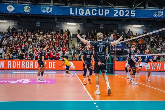 Volleyball Herren Saison 2025 2026 Liga Cup 2025 VfB Friedrichshafen vs. SVG Lüneburg 110.10.2025 Die Mannschaft der SVG Lüneburg jubelt