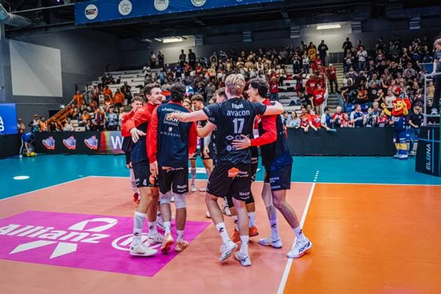 Volleyball Herren Saison 2025 2026 Liga Cup 2025 VfB Friedrichshafen vs. SVG Lüneburg 110.10.2025 Die Mannschaft kommt nach dem Sieg gegen Friedrichshafen im Kreis zusammen