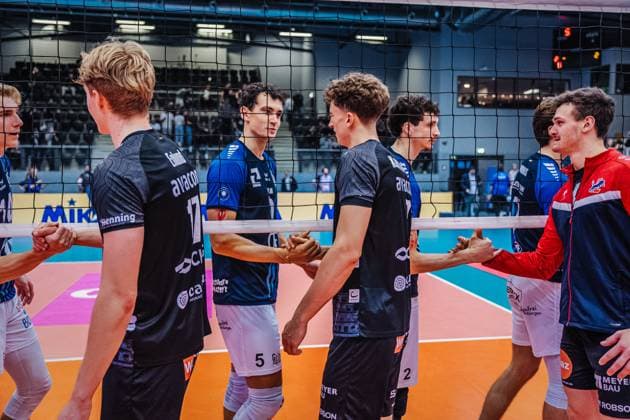Volleyball Herren Saison 2025 2026 Liga Cup 2025 VfB Friedrichshafen vs. SVG Lüneburg 110.10.2025 Handshake zwischen dien Geschwistern Joscha Kunstmann ( 7 SVG Lüneburg) (vorne) und Louis Kunstmann ( 5 VfB Friedrichshafen)