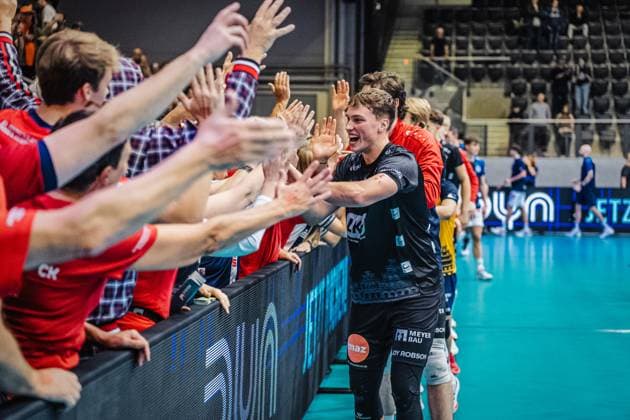 Volleyball Herren Saison 2025 2026 Liga Cup 2025 VfB Friedrichshafen vs. SVG Lüneburg 110.10.2025 Santeri Välimaa ( 12 SVG Lüneburg) klatscht mit den Fans ab