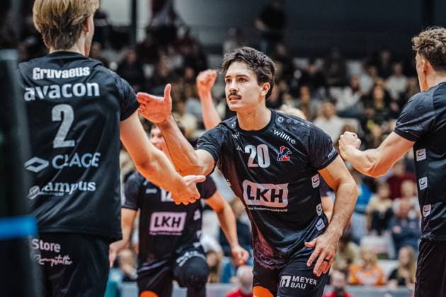 Volleyball Herren Saison 2025 2026 Liga Cup 2025 VfB Friedrichshafen vs. SVG Lüneburg 110.10.2025 Ethan Champlin ( 20 SVG Lüneburg) jubelt und klatscht mit Daniel Gruvaeus ( 2 SVG Lüneburg) ab
