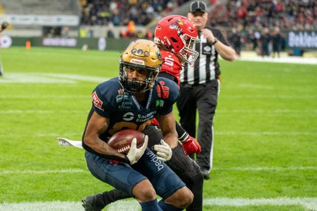 Jason Denneboom (Dresden Monarchs, 20) catches his first Touchdown of the game Potsdam Royals vs Dresden Monarchs, American Football, German Football League , Finals, 2025, 11.10.2025, Dresden Rudolf-Harbig-Stadion Germany Copyright: xFootxBowl jk.grphyx xJulien-Marix